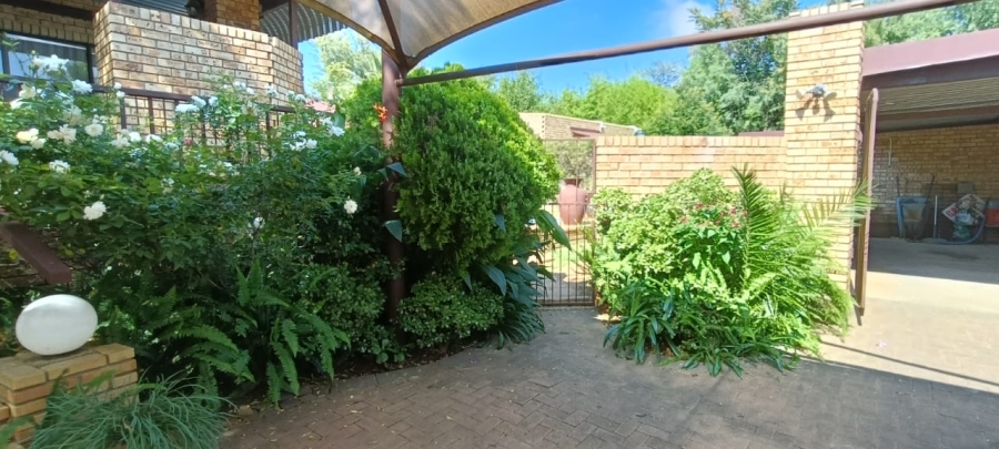 4 Bedroom Property for Sale in Langenhovenpark Free State